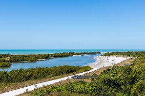 Ubicación cercana a la playa, tumbonas y toallas de playa
