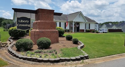 SPACIOUS Cartersville HOME that SLEEPS UP TO 13 PEOPLE and 12 min. to Lakepoint!