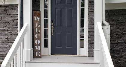 SPACIOUS Cartersville HOME that SLEEPS UP TO 13 PEOPLE and 12 min. to Lakepoint!