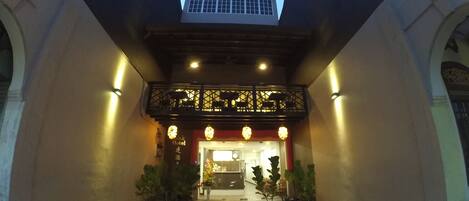 Depan hartanah - siang/malam