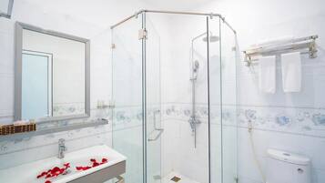 Buồng tắm vòi sen, đồ dùng nhà tắm miễn phí, máy sấy tóc