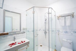Shower, perlengkapan mandi gratis, pengering rambut, dan sandal