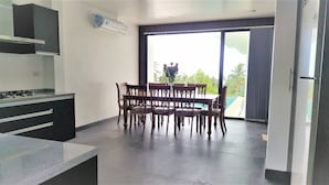 Villa – deluxe | Spiseområde på rommet