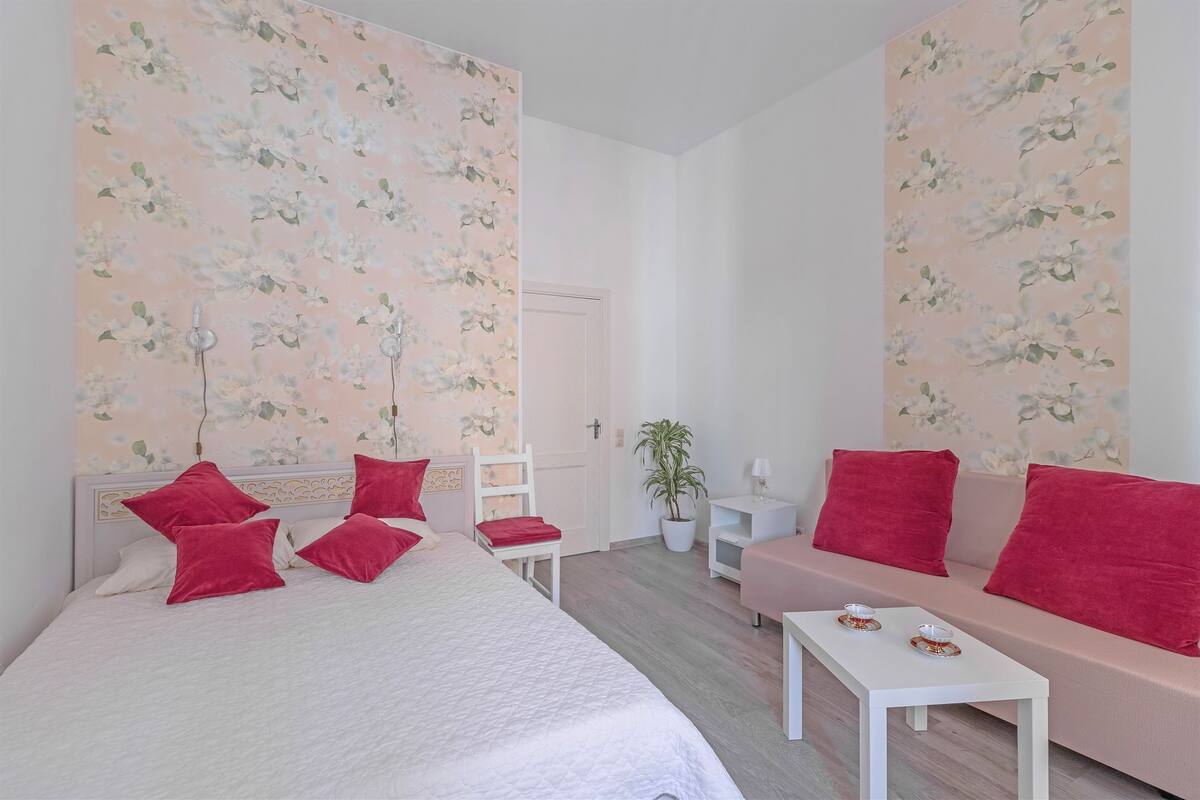 Kamar Double Klasik, kamar mandi umum | Seprai premium, tirai kedap cahaya, dan kedap suara