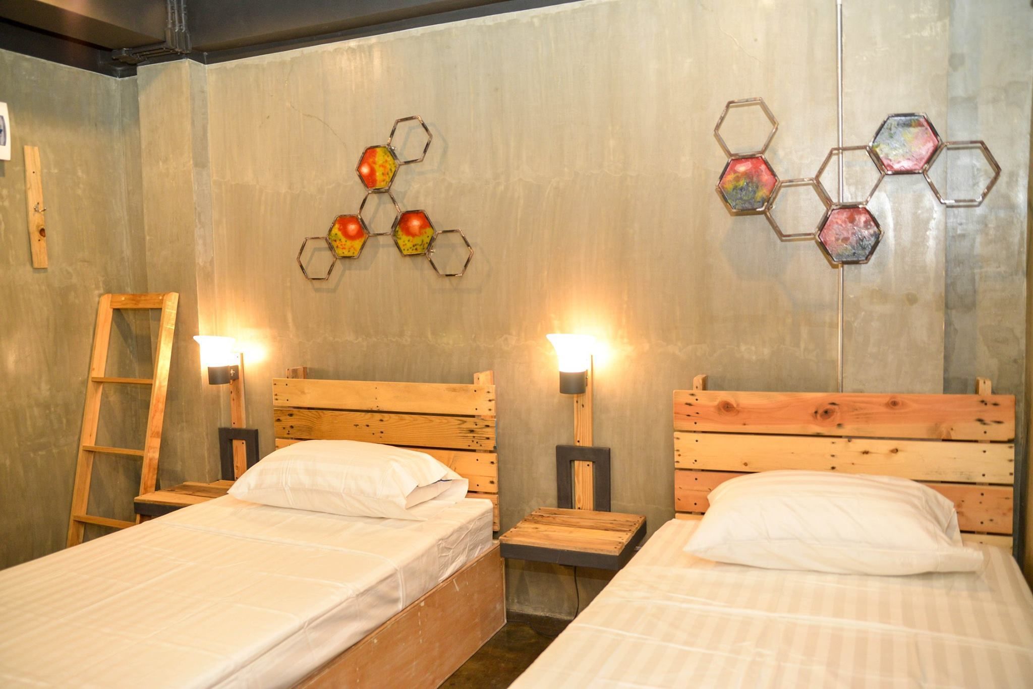 twin deluxe | desk, free wifi