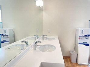 Combined shower/tub, free toiletries, hair dryer, slippers - Sabae Dai-ichi Hotel (Sabae)