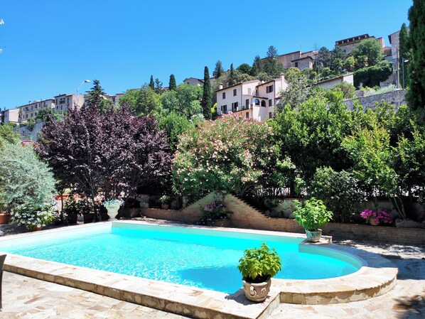 Seasonal outdoor pool, open 9 AM to 7 PM, pool loungers