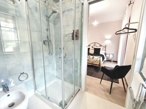 Habitación Deluxe doble | Baño | Ducha, secador de pelo, bidé y toallas