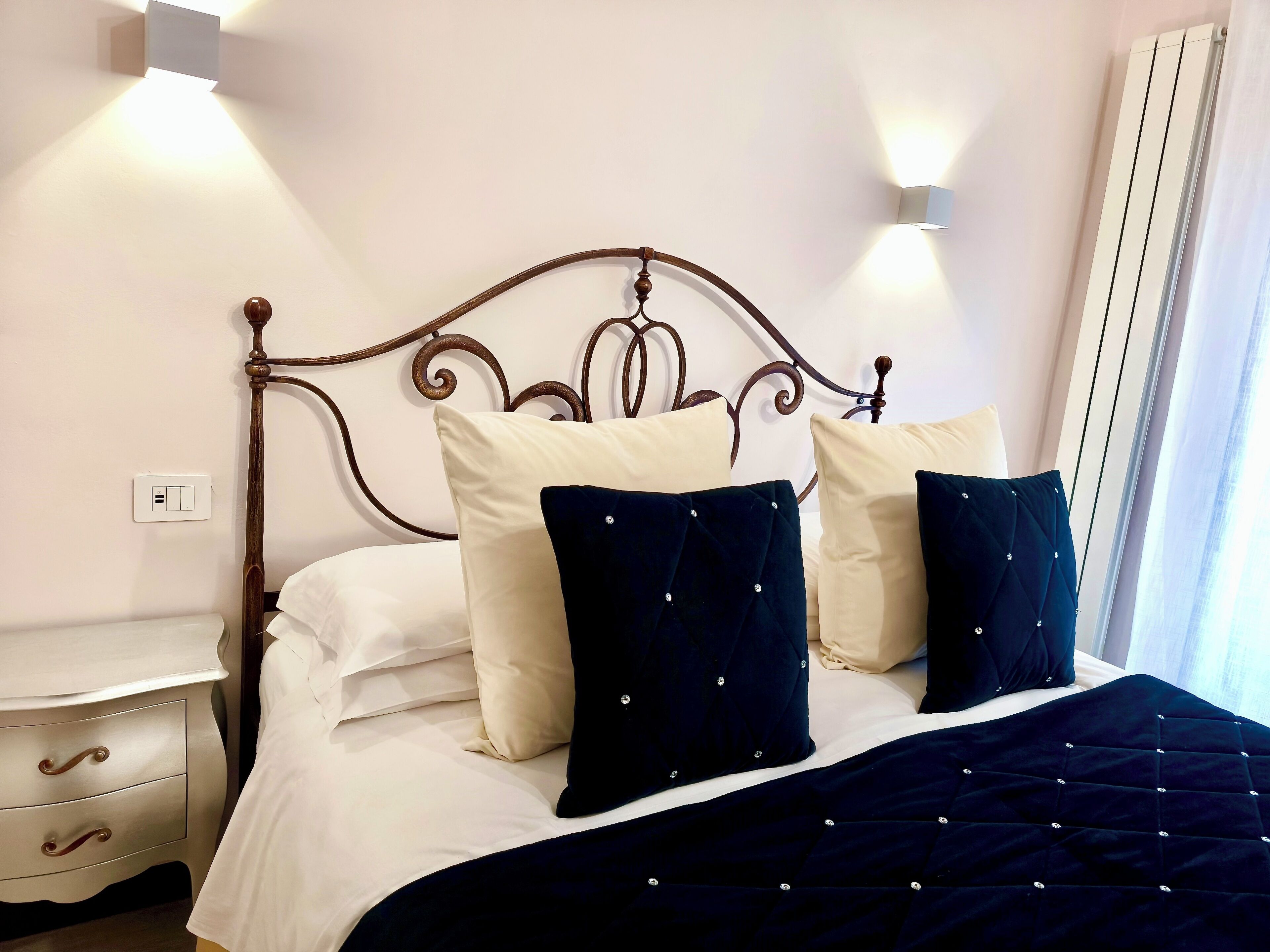 华丽双人房 | 高档床上用品、迷你吧、婴儿床、免费 WiFi