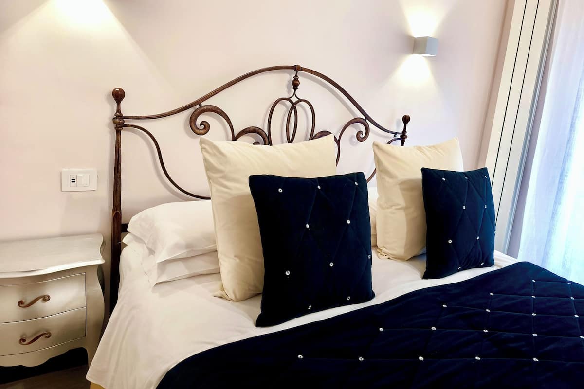 Deluxe tweepersoonskamer | Luxe beddengoed, een minibar, babybedden, gratis wifi