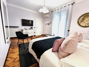 Quarto conforto, 1 cama de casal | Roupas de cama premium, frigobar, berços (sobretaxa), Wi-Fi de cortesia