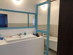 Baignoire et douche séparées, baignoire relaxante profonde