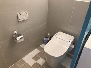 獨立浴缸和淋浴設備、全浸式浴缸、免費盥洗用品、吹風機