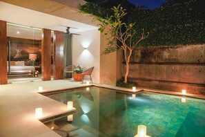 Piscina externa, espreguiçadeiras