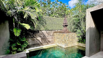 Piscine extérieure, chaises longues