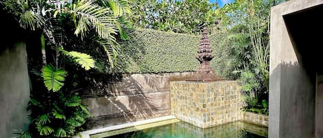 Una piscina al aire libre, tumbonas