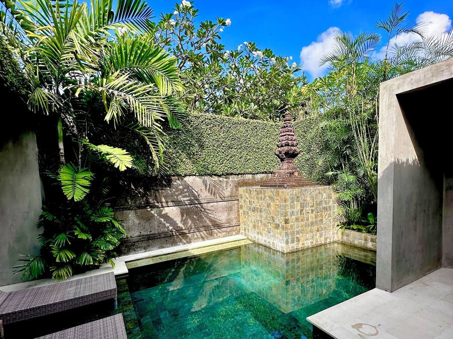 Piscina externa, espreguiçadeiras