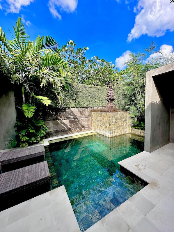 Outdoor pool, pool loungers - Villa 80361 (Seminyak)