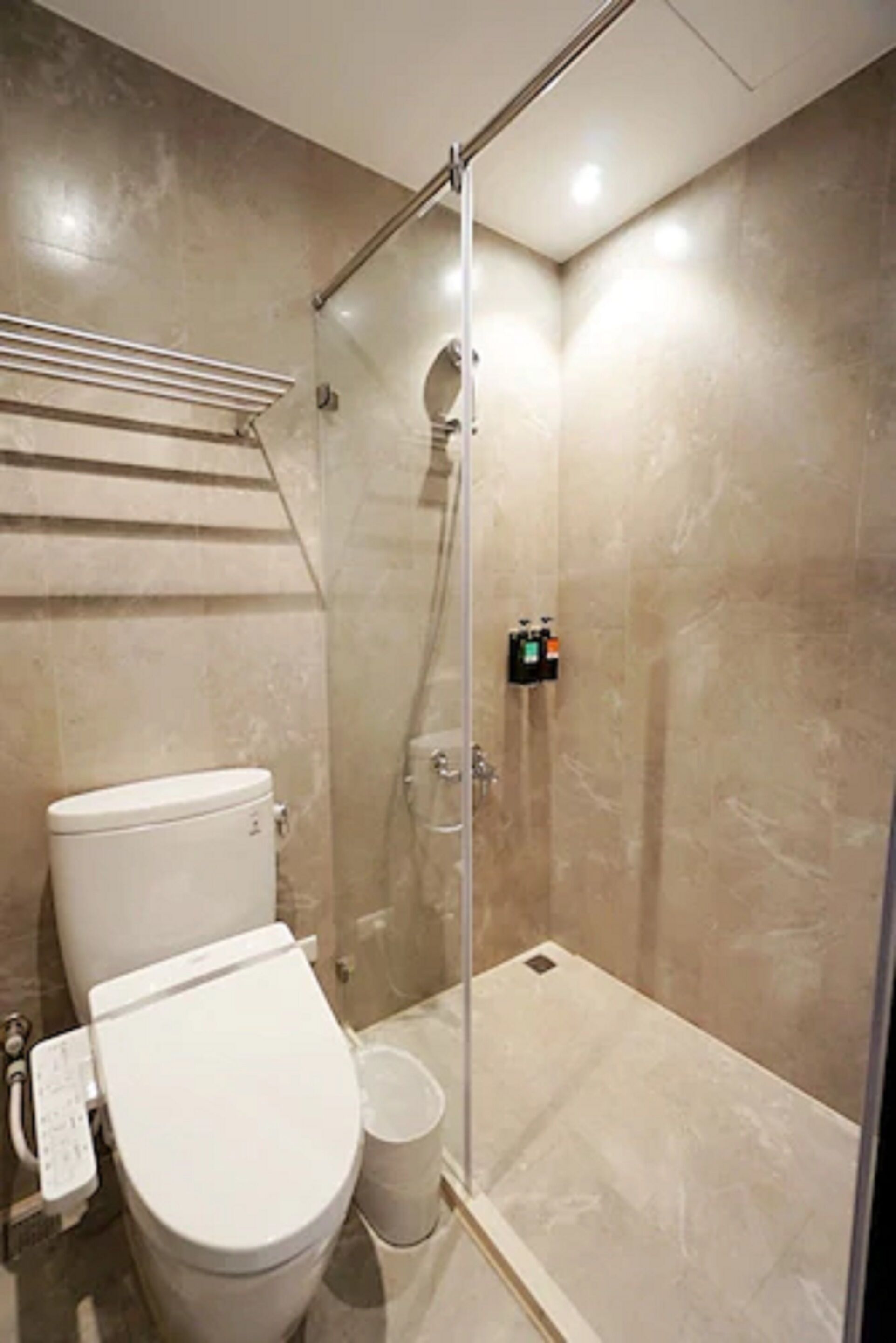 standard double room, 1 double bed, concierge service | bathroom | shower, free toiletries, slippers, bidet