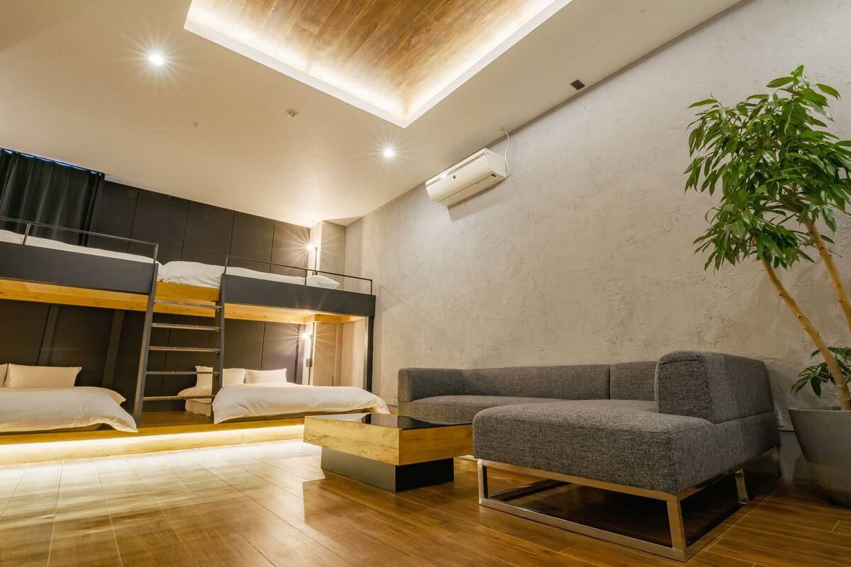 ดีลักซ์สตูดิโอ, หลายเตียง, ปลอดบุหรี่, ห้องครัวขนาดเล็ก (8 pax) | 1 ห้องนอน, ผ้าม่านกันแสง, Wi-Fi ฟรี, ห้องพักตกแต่ง  อย่างมีเอกลักษณ์