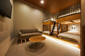 Habitación cuádruple Confort, para no fumadores | Área de sala de estar | Tablet 