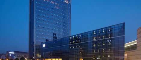 Voorkant accommodatie - avond/nacht