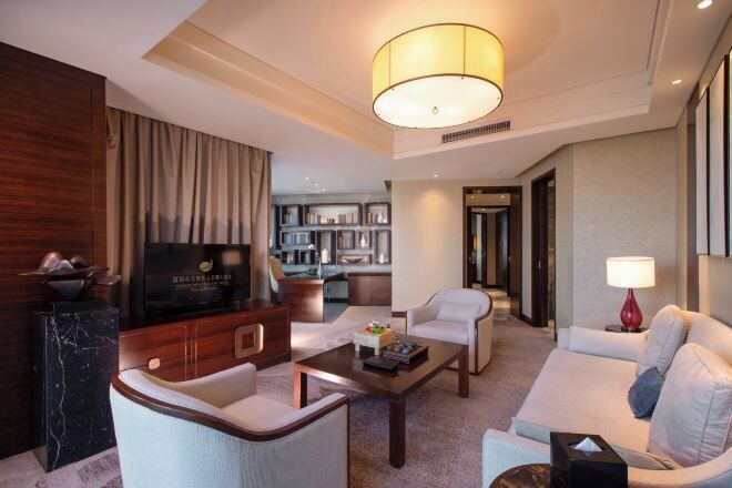 Bàn, bàn ủi/dụng cụ ủi quần áo, nôi/giường cho trẻ sơ sinh 