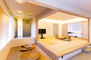 Traditional-Zimmer (Modern Japanese/Western Style - AOI) | Daunenbettdecken, Zimmersafe, individuell dekoriert