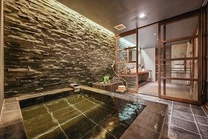 트래디셔널룸 | 욕실 | 광천수 욕조, 무료 세면용품, 헤어드라이어, 전자식 비데