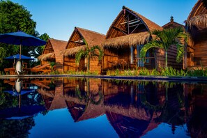2 outdoor pools, pool loungers