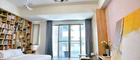 Escritorio, cortinas blackout, wifi gratis y ropa de cama