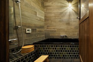 Baignoire et douche séparées, baignoire relaxante profonde