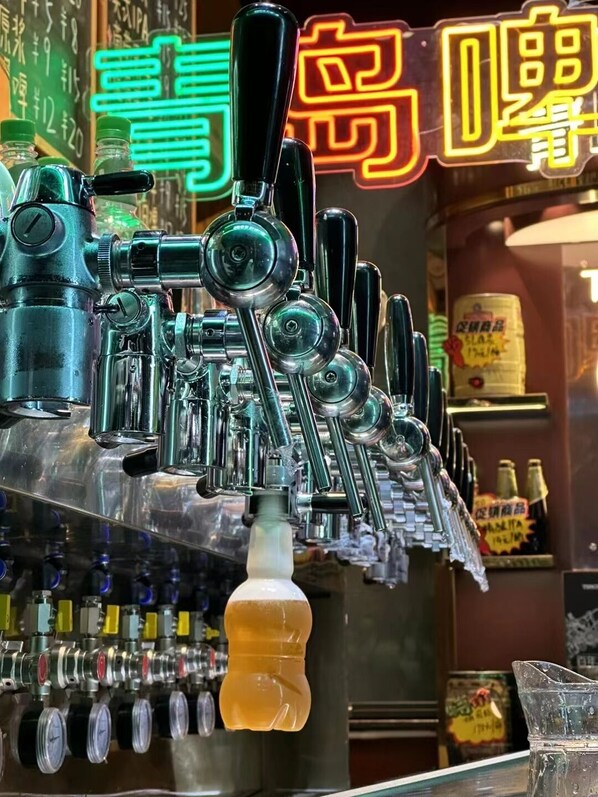A bar with multiple taps and bottles. - MG Hotel - St. Michael's Cathedral, Qingdao (Qingdao)