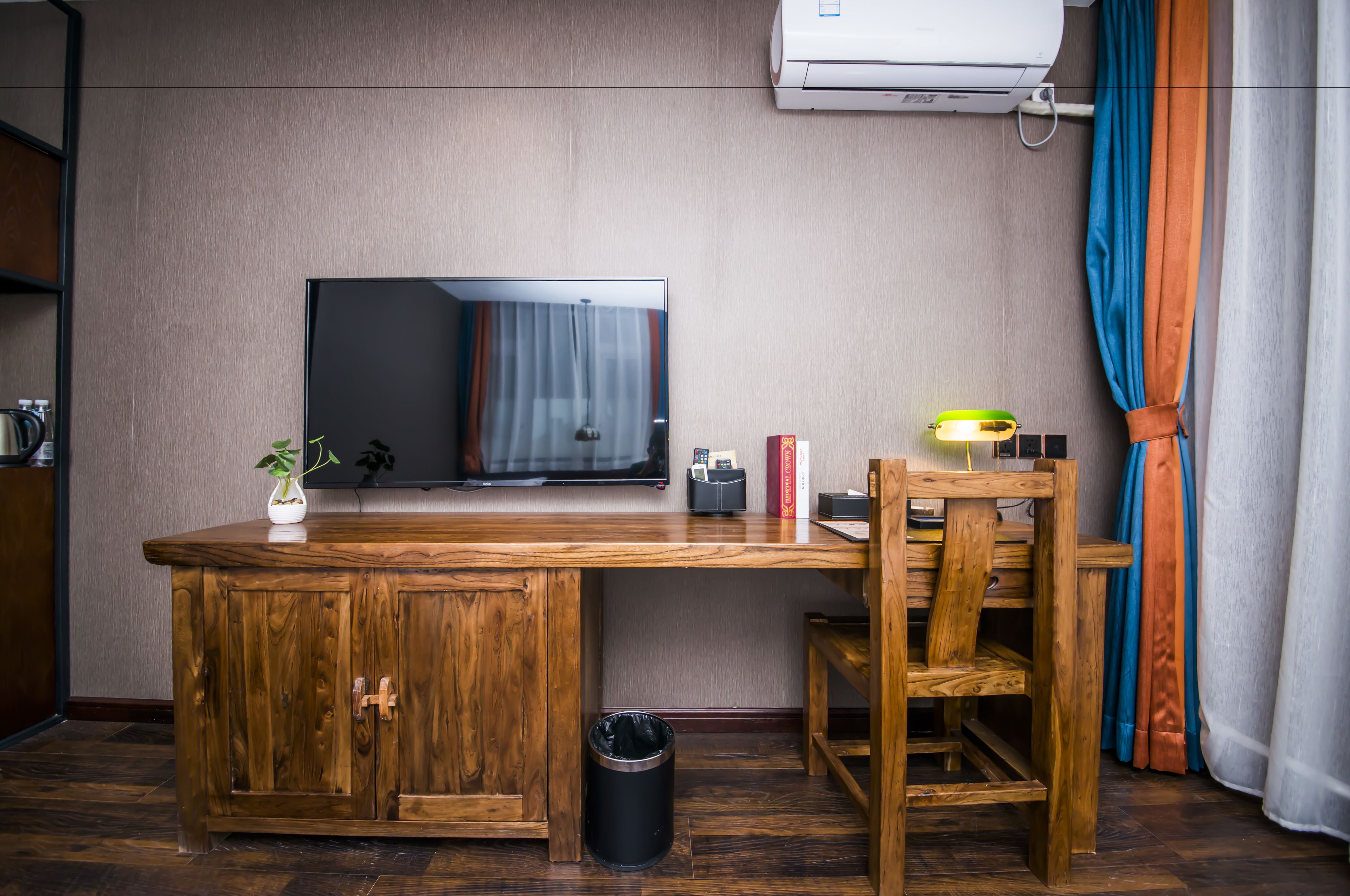 family room | premium bedding, in-room safe, individually decorated, desk