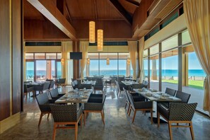 Petit déjeuner, déjeuner et dîner servis sur place, vue sur la piscine