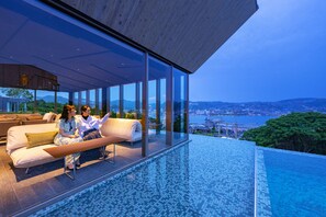 Bar lounge