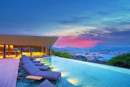 3 室外游泳池,07:00 至 22:00 开放,池畔遮阳伞