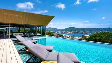 3 ulkouima-allasta avoinna 7.00–22.00, aurinkovarjoja