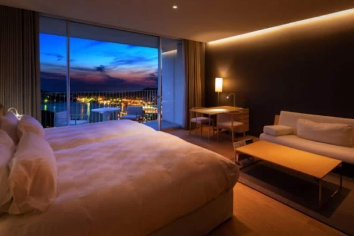 Premium bedding, in-room safe, desk, blackout curtains