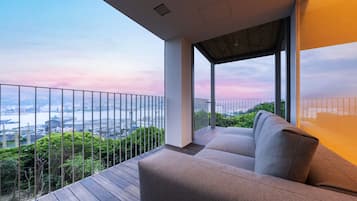 Ylelliset vuodevaatteet, tallelokero huoneessa, työpöytä, pimennysverhot