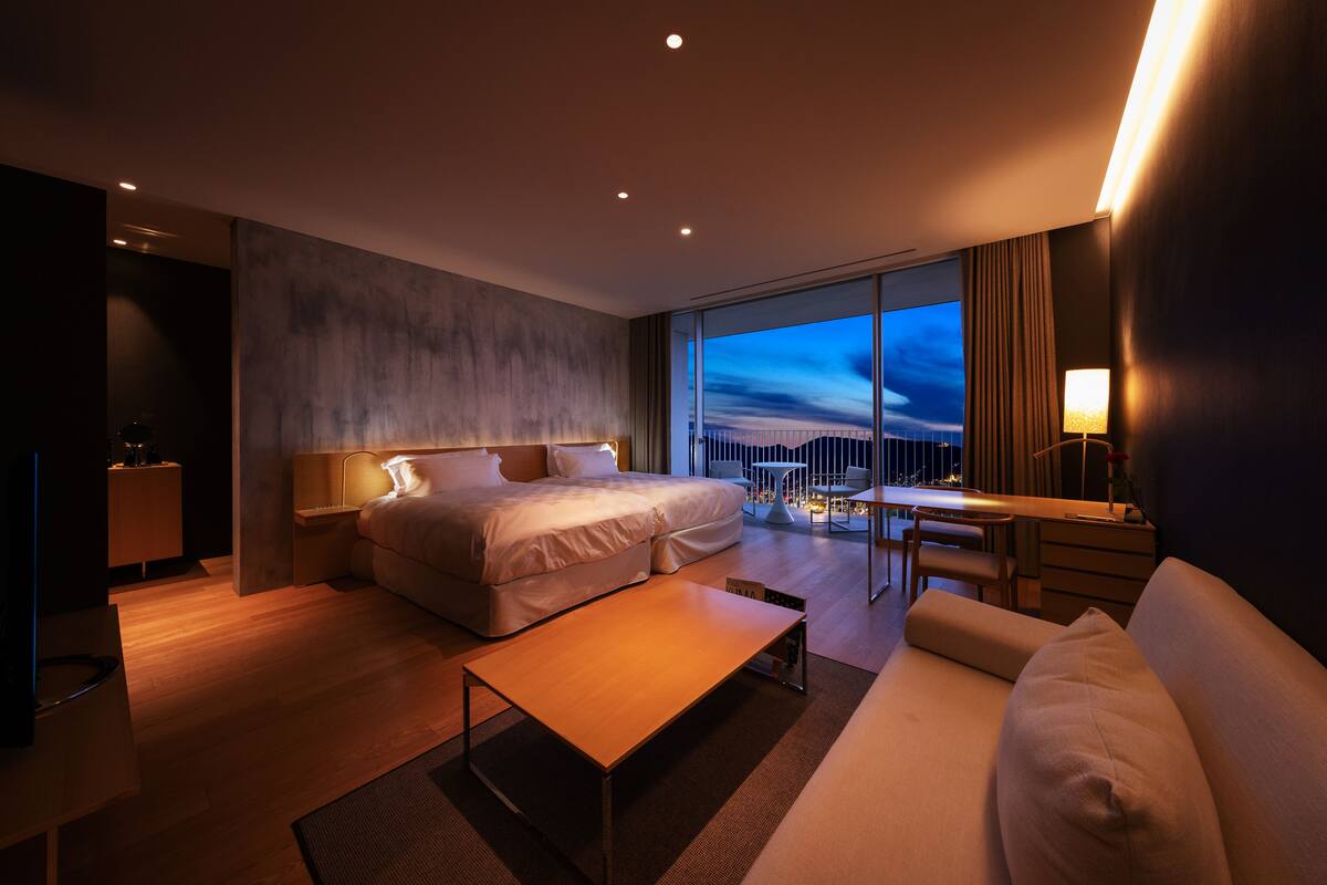 Premium bedding, in-room safe, desk, blackout curtains