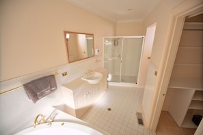 Baignoire, baignoire Ă jets, sĂšche-cheveux, serviettes fournies