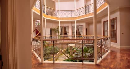 The Round House ~Truly Unique ~ Sleeps 14 ~ Close to CBD and Mount Panorama!