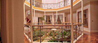 The Round House ~Truly Unique ~ Sleeps 14 ~ Close to CBD and Mount Panorama!
