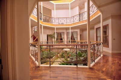 The Round House ~Truly Unique ~ Sleeps 14 ~ Close to CBD and Mount Panorama!
