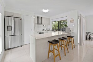 Fridge, microwave, oven, stovetop - Beach Breeze Holiday Home 2 (East Mackay)