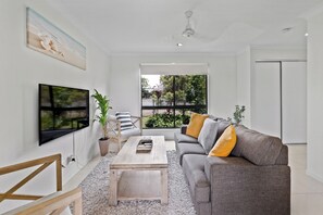 TV, DVD player - Beach Breeze Holiday Home 2 (East Mackay)