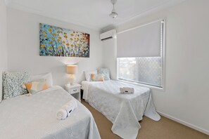 3 bedrooms, desk, iron/ironing board, free WiFi - Beach Breeze Holiday Home 2 (East Mackay)