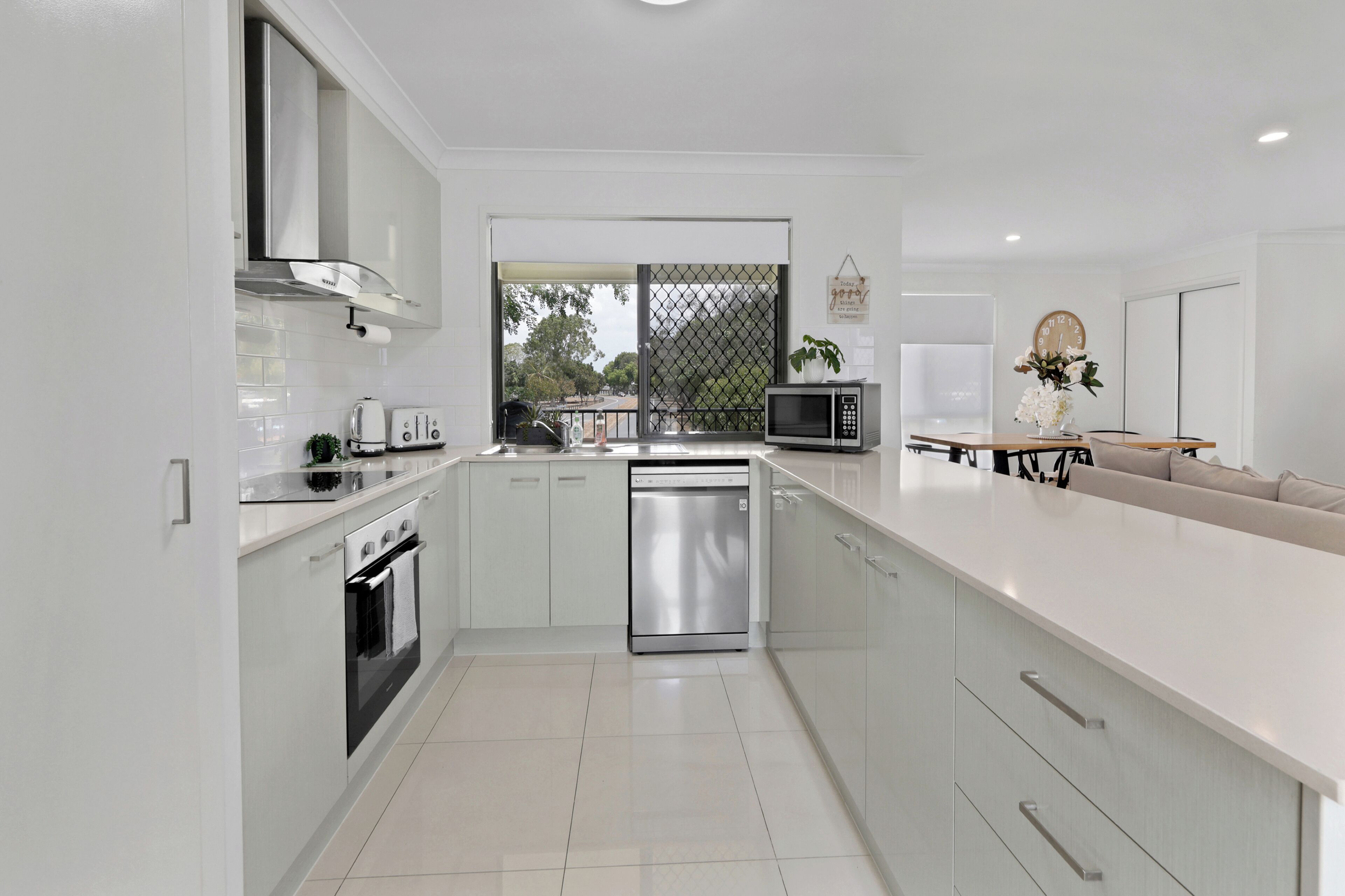 Kylskåp, mikrovågsugn, ugn och spishäll