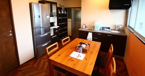 Fridge, microwave, stovetop, cookware/dishes/utensils - RED HELMET House&Sports Bar Hiroshima - Hostel (Hiroshima)
